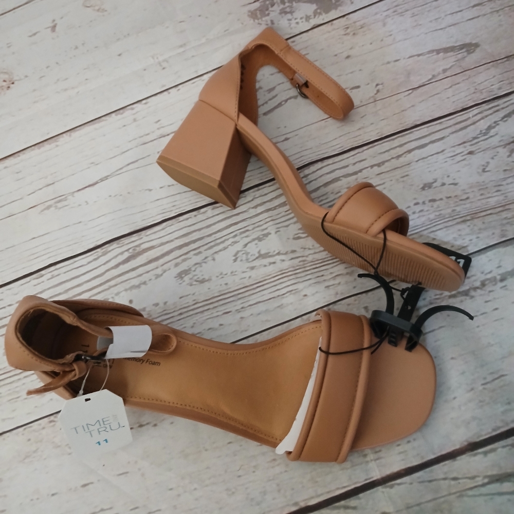 Time and Tru women's vinyl puffy block heel sandals tan size 11
